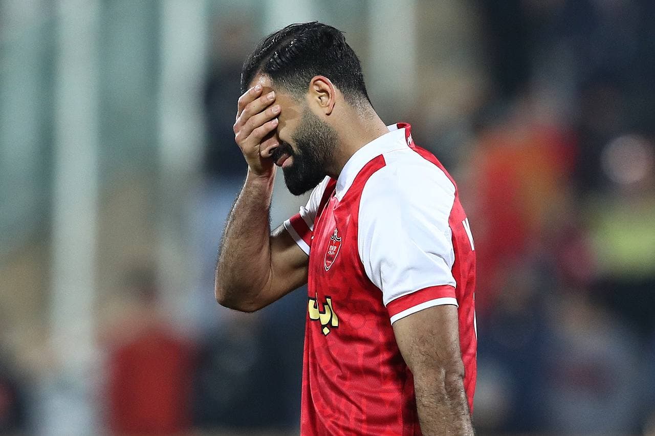 حمله محمدحسین کنعانی زادگان به یک هوادار مقابل اتوبوس پرسپولیس!