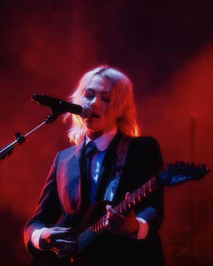 دانلود آهنگ sidelines از phoebe bridgers