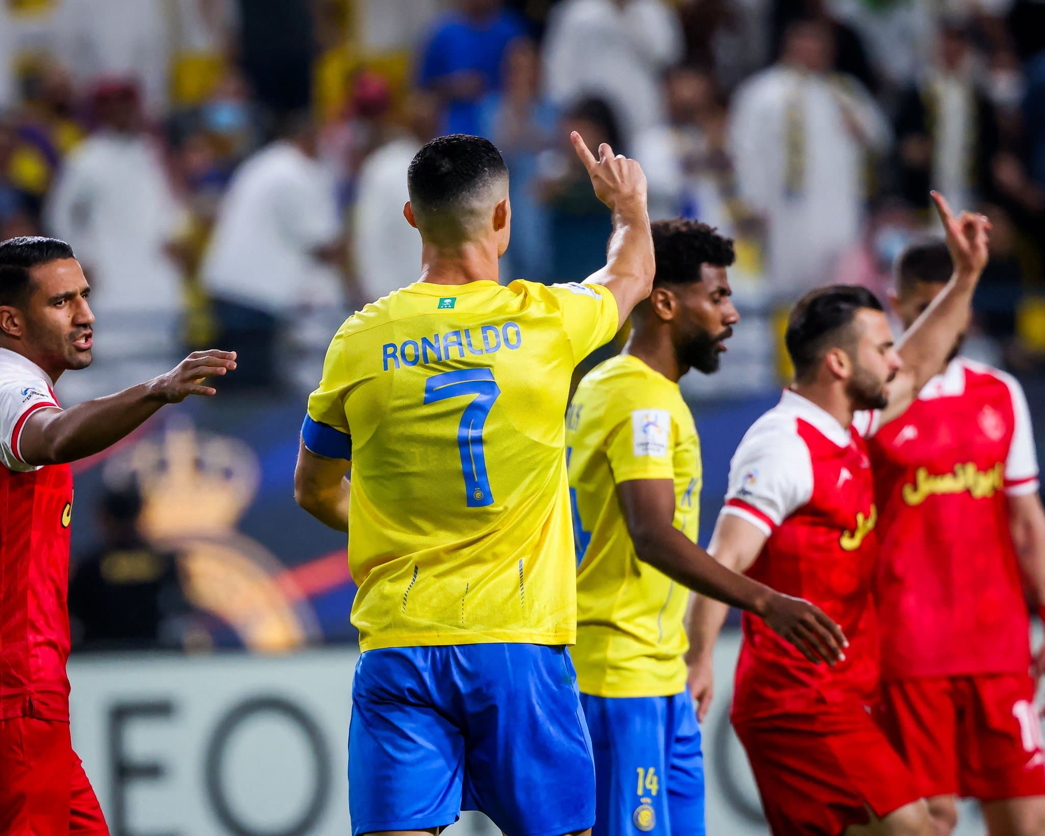 بازتاب اقدام جوانمردانه رونالدو در بازی النصر - پرسپولیس در فضای مجازی / عکس