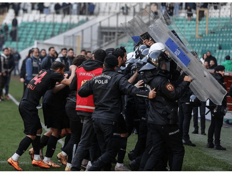 باز هم فوتبال ترکیه، باز هم جنجال؛ بازیکنان با مشت و لگد به جان هم افتادند! / عکس