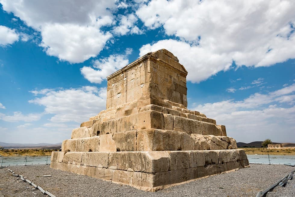  آهنگ  منم کوروش  ( I AM CYRUS)  از فریا فرجی