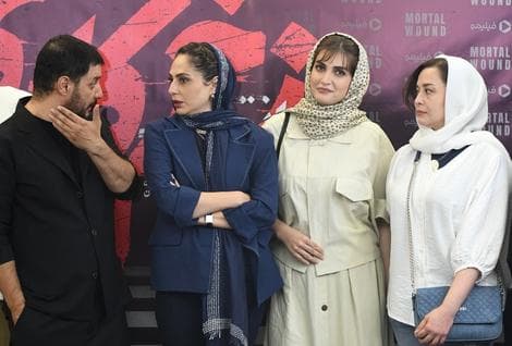 عکس‌های بازیگران سریال زخم کاری / جواد عزتی و رعنا آزادی ور در سینما آزادی