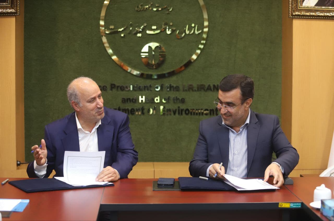 تجلیل رئیس سازمان حفاظت محیط زیست از تاج با اهدای تندیس یوز + عکس
