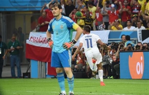 حذف مدافع عنوان قهرمانی در دور گروهی جام جهانی؛ شکست 2-0 اسپانیا مقابل شیلی (2014/6/18)