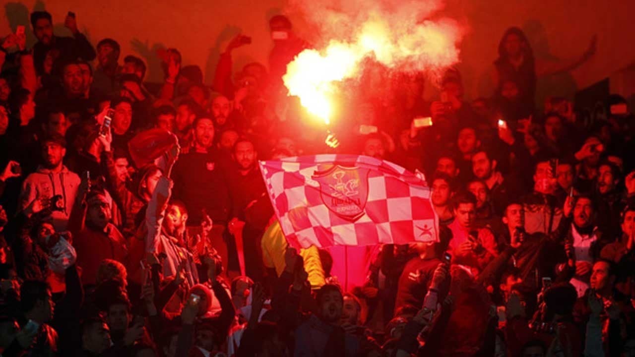 تجمع هواداران پرسپولیس مقابل ساختمان باشگاه؛ رامین و علیپور را می‌خواهیم