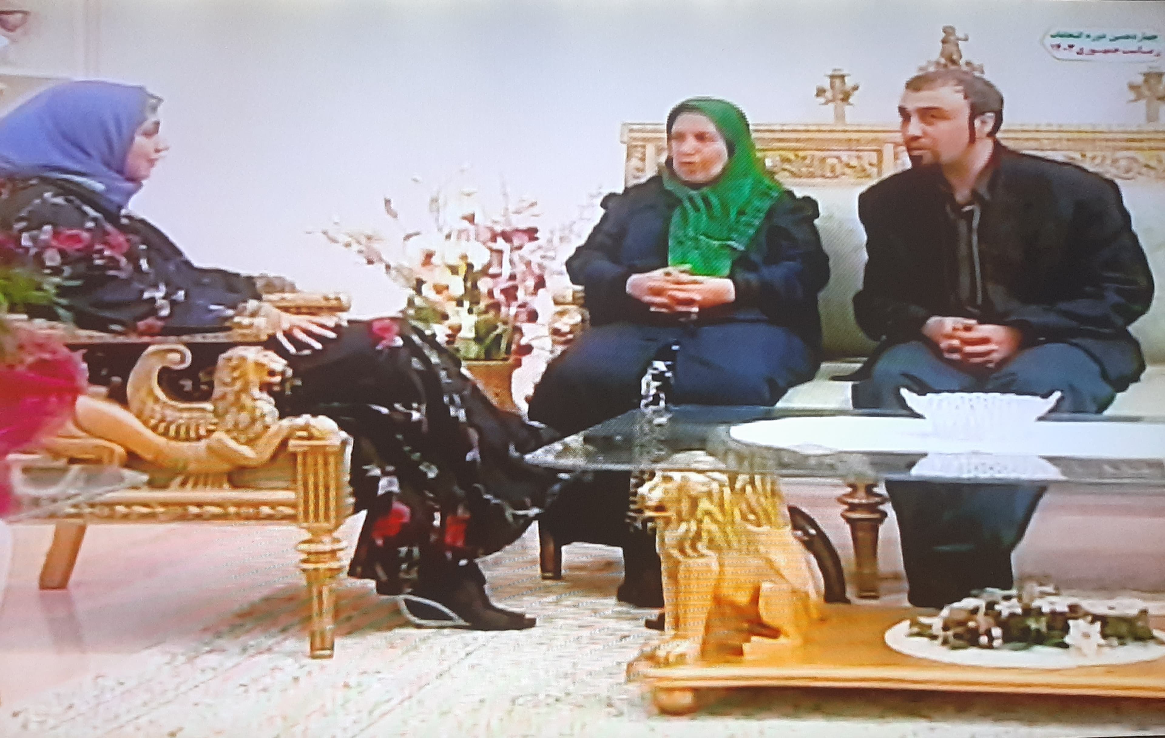 رضا عطاران و مادرش در مجلس خواستگاری دختر غلامحسین لطفی برای فیلمبرداری سریال خانه به دوش، تابستان ۱۳۸۳