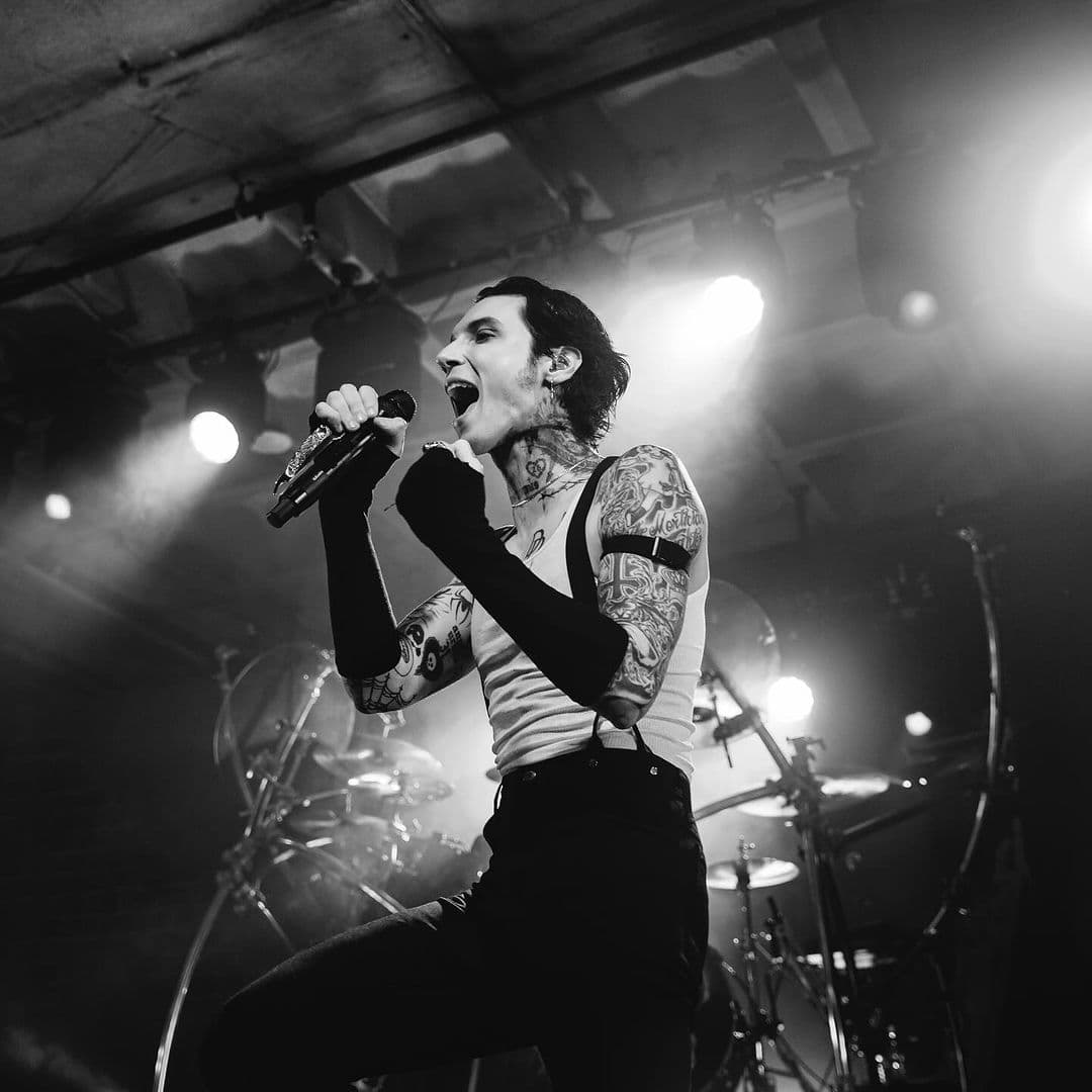 آهنگ Nobody's Hero از Black Veil Brides با متن و ترجمه