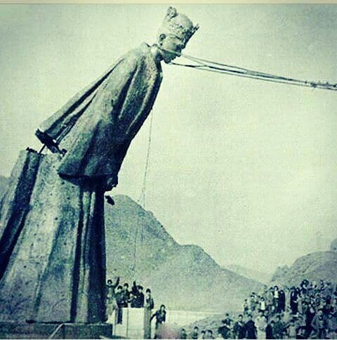لحظه پایین کشیده شدن مجسمه فرح پهلوی در گیلان (عکس)