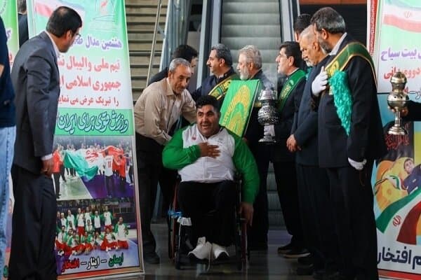 دوستی‌ها ارزشمندتر از مدال‌هاست؛ کار تحسین برانگیز مدال‌آوران پاراوزنه برداری در فرودگاه