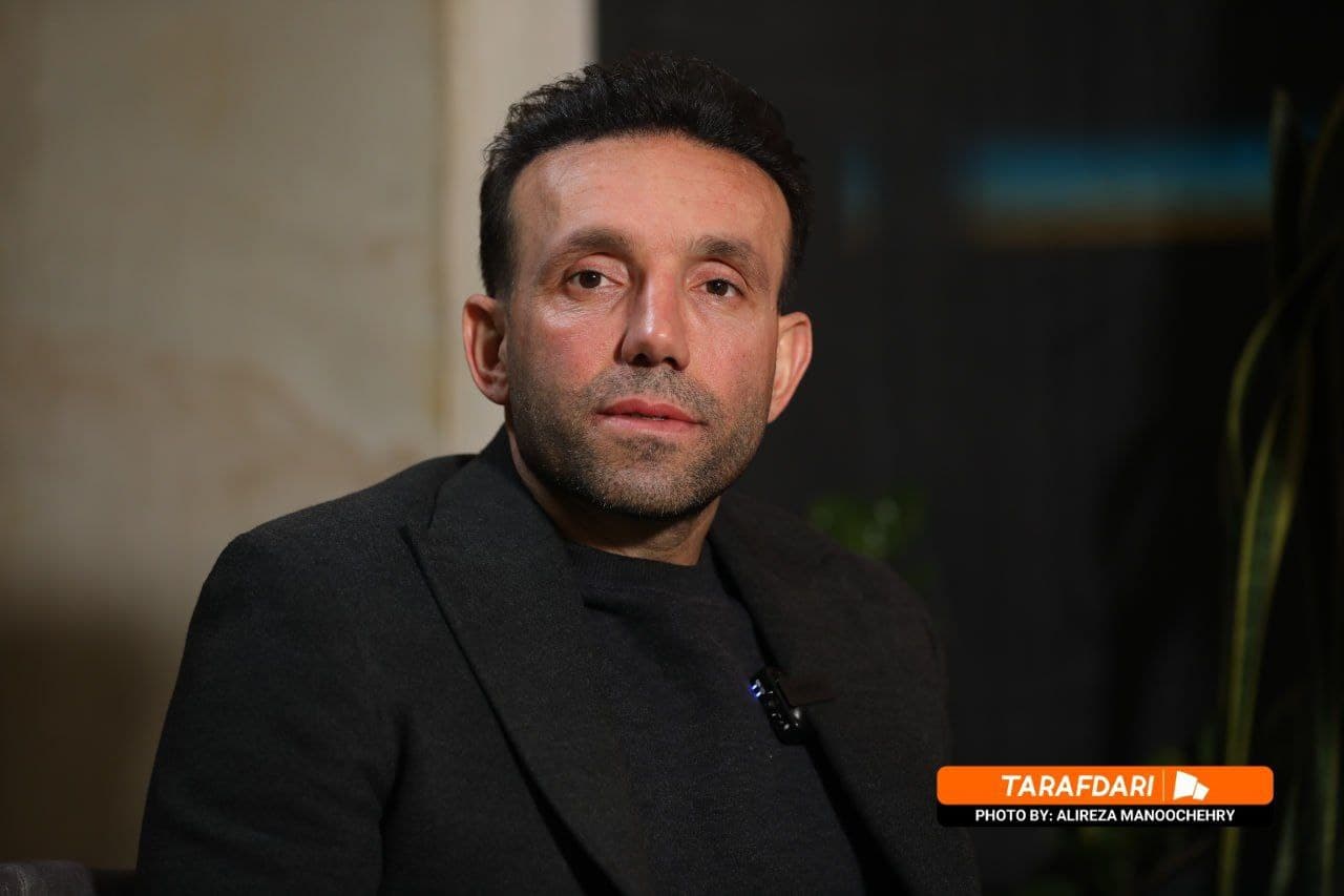 وحید کاظمی مقابل دوربین طرفداری: با نتیجه 2-0 دروازه بان پرسپولیس نباید در بازی تاخیر می‌انداخت؛ با این همه دوربین، کار داور سخت‌تر شده است!