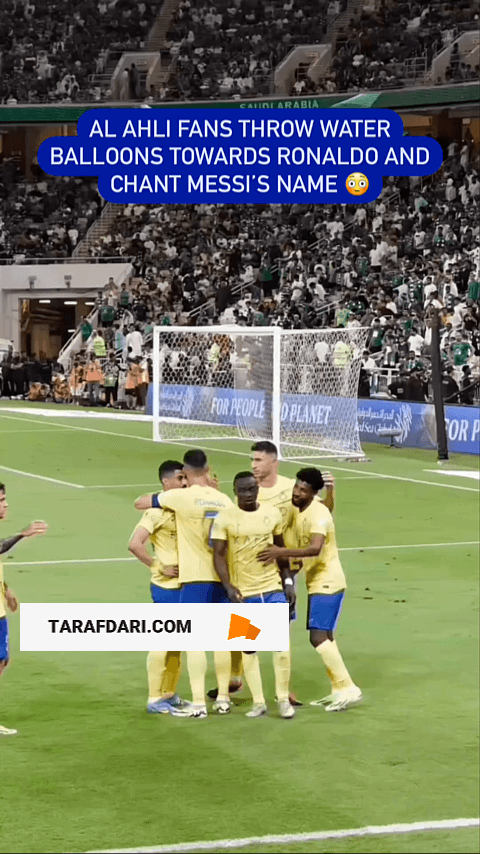 هواداران الاهلی و پرتاب لیوان های آب به سمت بازیکنان النصر همراه با شعار مسی مسی / فیلم