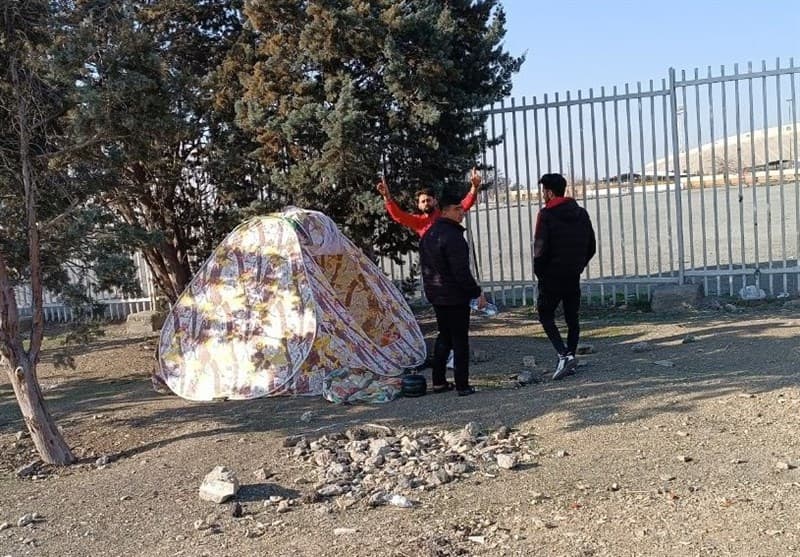 چادرنشینی هواداران استقلال و پرسپولیس در اطراف ورزشگاه آزادی