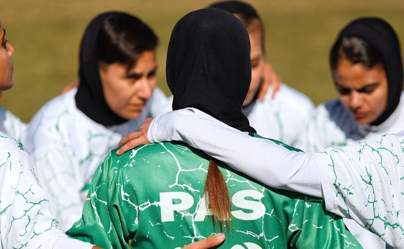 عکس روز؛ بازیکن تیم زنان پاس با پتوی کوسه‌ای