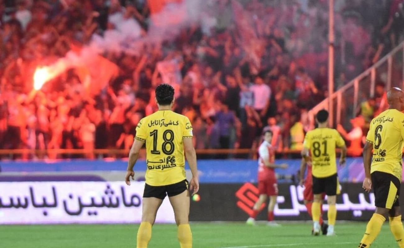 واکنش باشگاه پرسپولیس به اعتراض سپاهانی‌ها؛ سی‌وسه پل آتش گرفته از پوستر حذف شد! / عکس