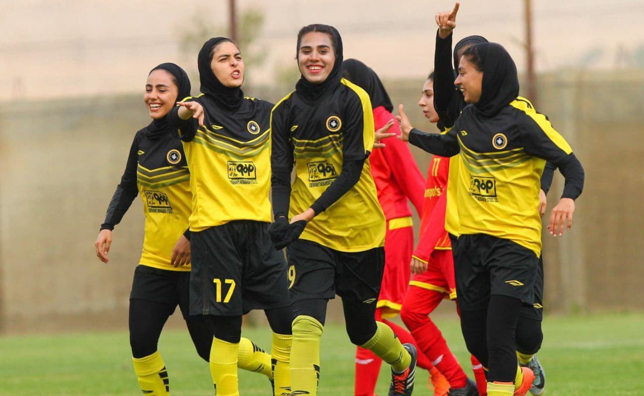 بازیکن تیم زنان سپاهان: از پرسپولیسی‌ها عذرخواهی می‌کنم؛ فقط کری فوتبالی خواندم / عکس
