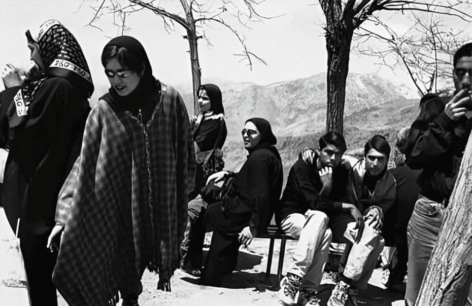گردش و تفریح جوانان در کوه‌های شمال تهرا‌ن - سال ۱۳۷۸ عکس از فرزانه خادمیان