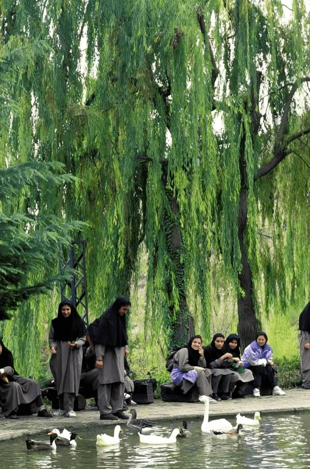 گردش دختران دبیرستانی در پارک جمشیدیه تهران، زمستان ۱۳۷۴، عکس از محمداسلامی‌راد