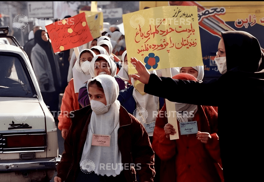 راهپیمایی نمادین دانش‌آموزان دختر در اعتراض به آلودگی هوا در تهران، دی‌ماه ۱۳۷۹