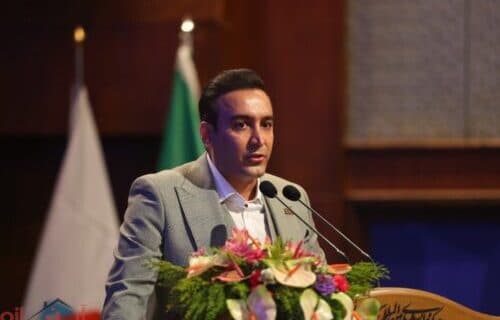 حضور مالک باشگاه خیبر خرم آباد با لباس این تیم در سانتیاگو برنابئو / عکس