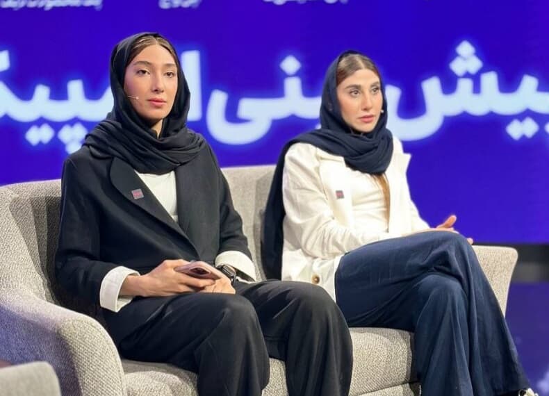 مبینا نعمت زاده با دستی شکسته کنار ناهید کیانی در دیدار امروز با رهبری / عکس
