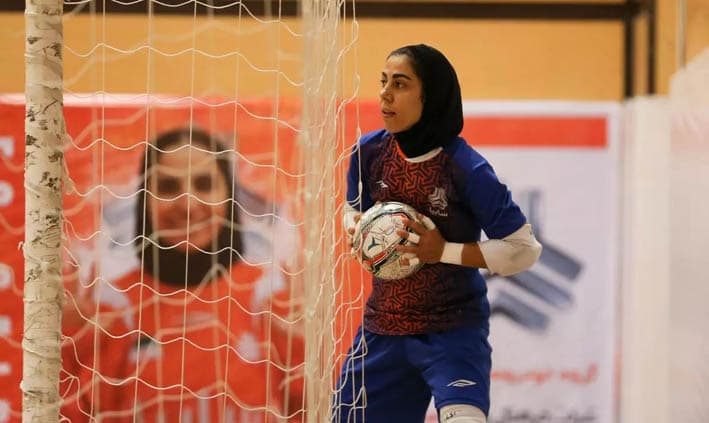 فرزانه توسلی: گل‌هايم شانسی نيستند