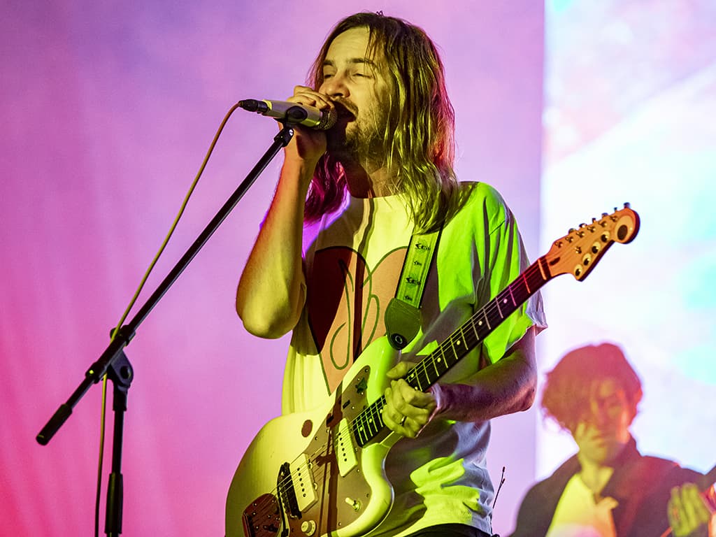 آهنگ Feels Like We Only Go Backwards از Tame Impala با متن و ترجمه