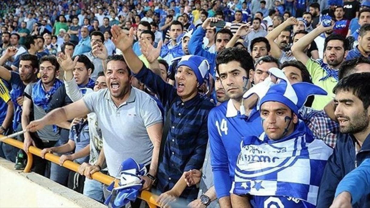 درگیری در میان هواداران استقلال؛ جنگ داخلی به سکوها کشیده شد! / ویدئو
