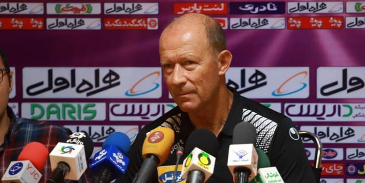 گابریل کالدرون: پرسپولیس باید فوتبال قشنگ‌تری بازی کند؛ ما هم عکس‌هایی از تراکتوری‌ها داریم که سنگ‌ و نارنجک‌ پرتاب می‌کنند