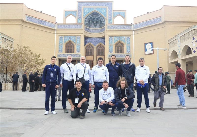 حضور اعضای تیم والیبال نشسته بوسنی در نماز جمعه تبریز (عکس)