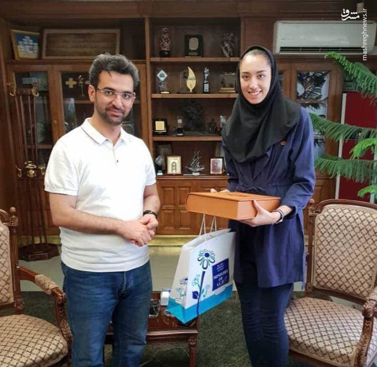 همیشه با لباس رسمی و کت و شلوار بود تا به "کیمیا" رسید آستین کوتاه و شلوار جین پوشید!!
