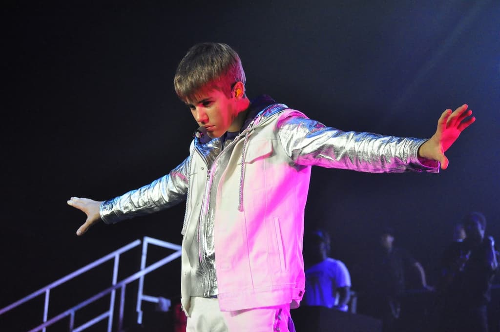 دانلود آهنگ up از justin bieber  آلبوم 2011 Never Say Never 