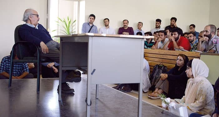 آخرین چیزی که در این سرزمین می‌میرد "عشق به ادبیات" است و دیگر هیچ...
