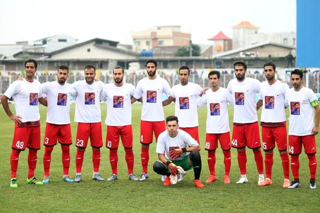 در واکنش به حضور نساجی در لیگ برتر؛ اعتراض هواداران خونه به خونه به فدراسیون فوتبال در نماز جمعه (عکس)