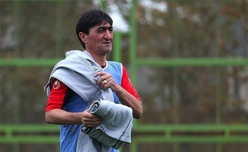 ناصر محمدخانی: بازی سختی در انتظار استقلال و پرسپولیس خواهد بود؛ سرخپوشان در انتقال توپ باید سریع تر عمل کنند