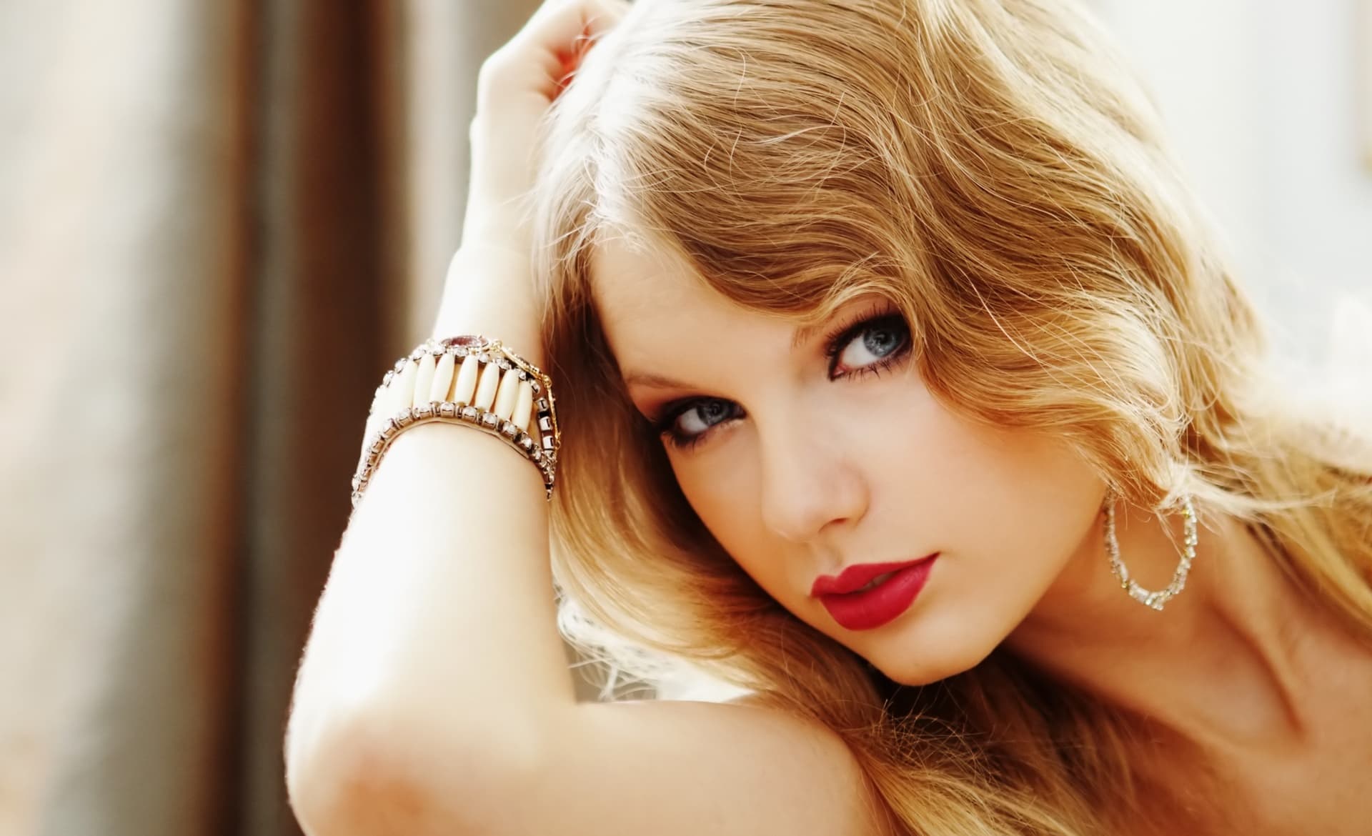 دانلود آهنگ  Shake It Off از Taylor Swift