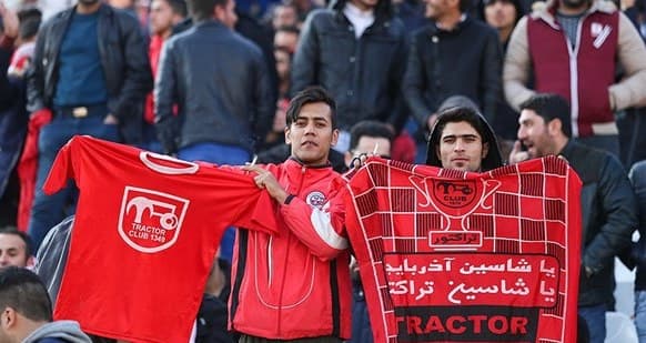 حاشیه دیدار تراکتورسازی-سایپا؛ پرتاب اشیا به زمین توسط هواداران تراکتورسازی و درخواست استعفای مدیران