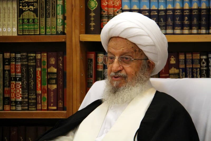 نظر آیت الله مکارم شیرازی درباره حضور بانوان در ورزشگاه: اختلاط جوانان سرچشمه مشکلات اخلاقی است