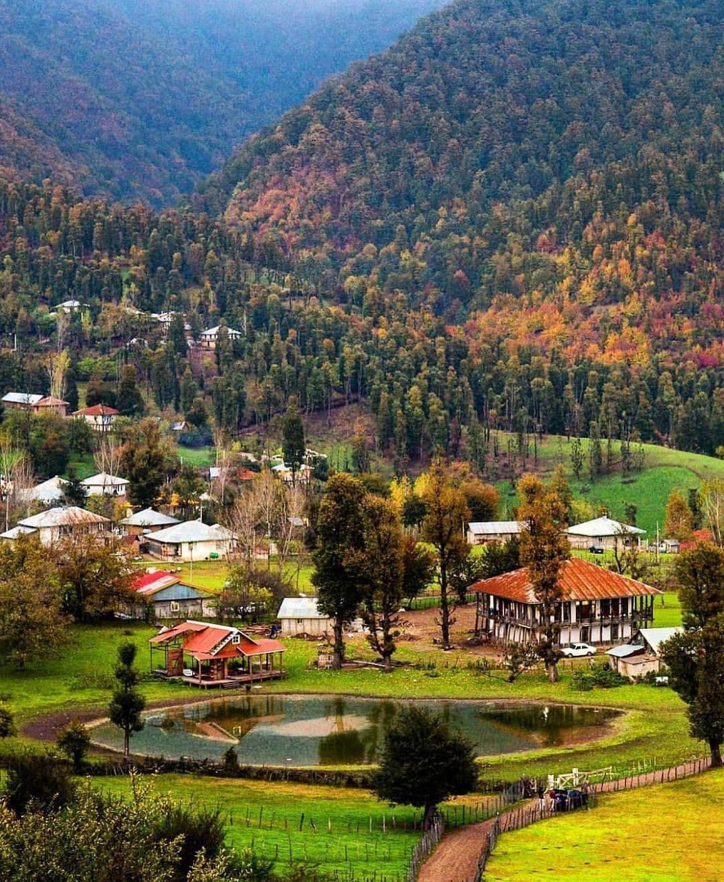 پاییز زیبای روستای استخرگاه در 35 کیلومتری مرکز شهرستان رودبار