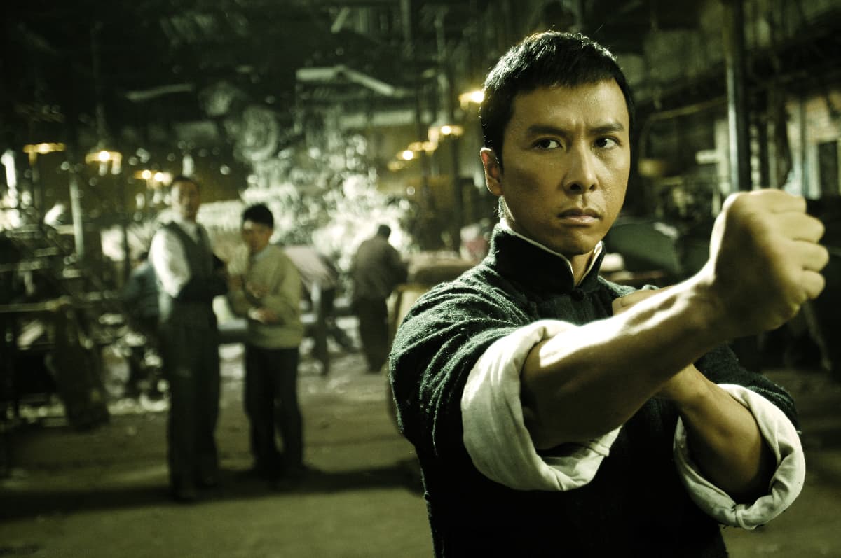 معرفی و دانلود فیلم سینمایی مردی به نام ایب (IP Man)؛ داستانِ استادِ بروسلی
