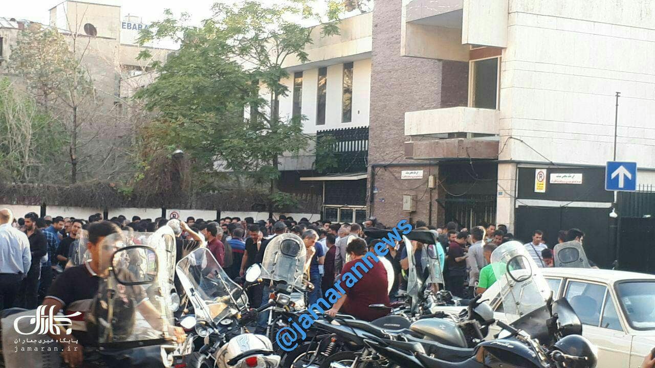 مردم برای فروش دلارهای خود تجمع کرده اند؛ در برخی مناطق، نرخ در کف بازار تا 12500 پایین آمده است 