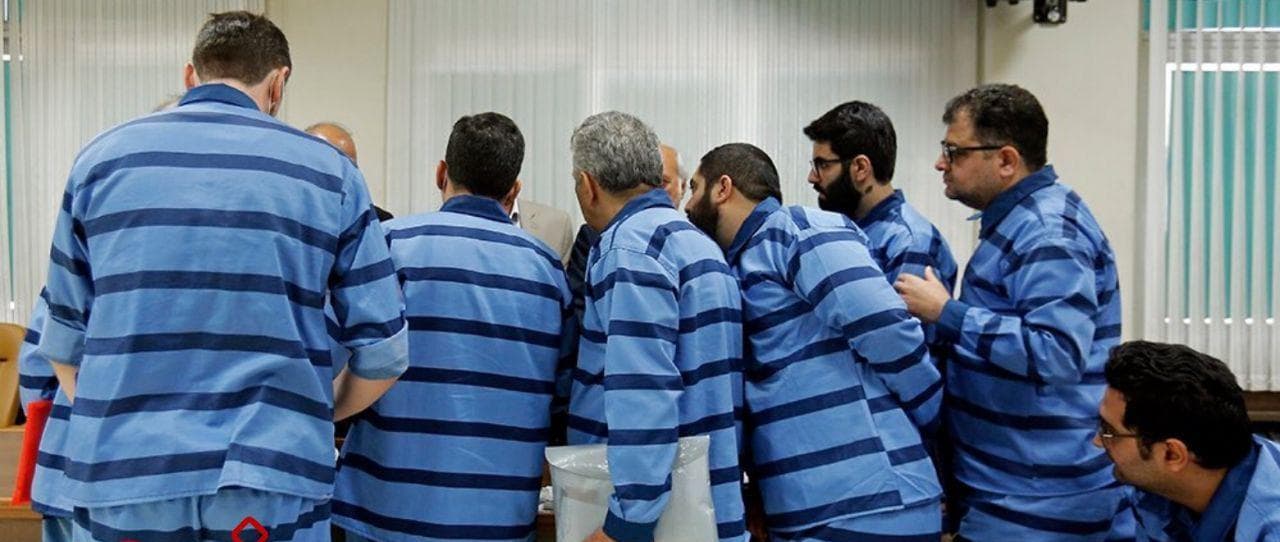 عکسی جالب از اخلالگران بازار موبایل با لباسِ راه راه زندانی‌ها (هشتمین جلسه دادگاه برگزار شد)