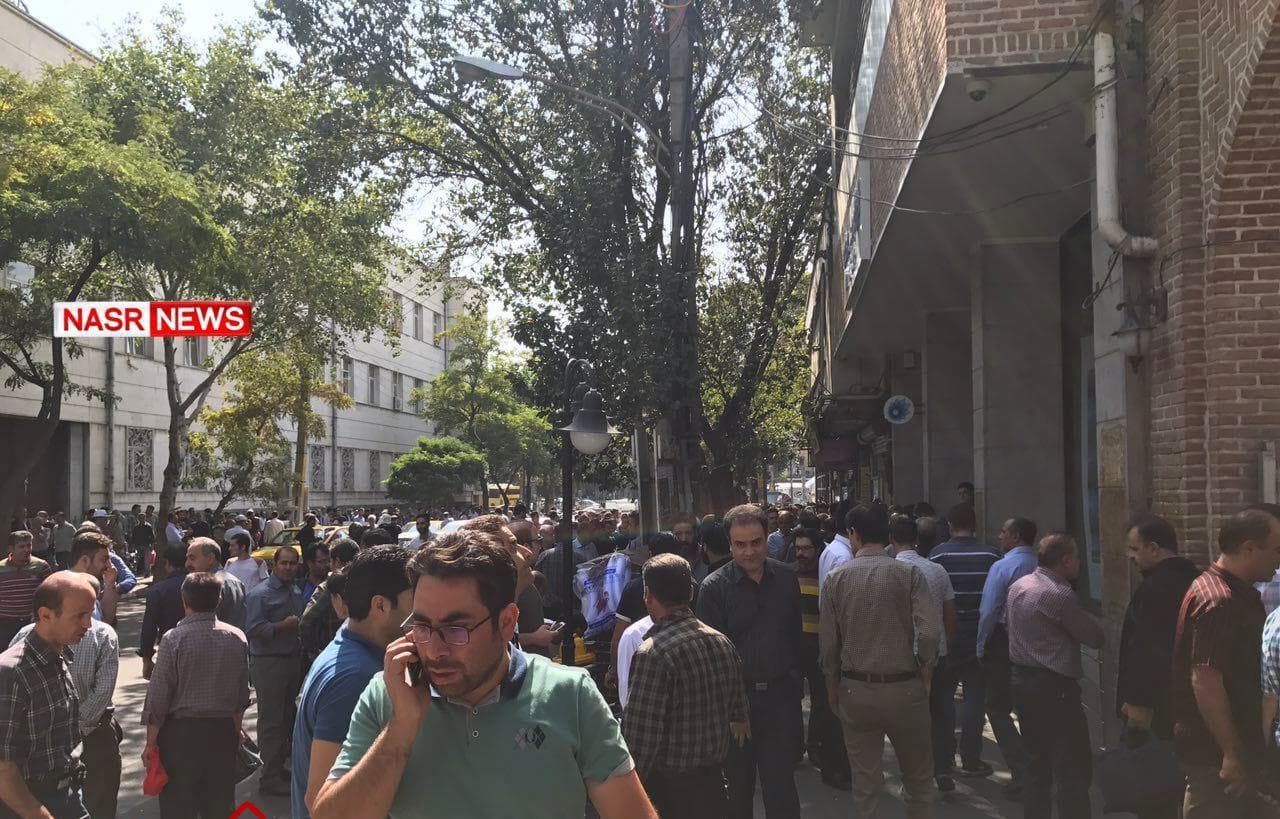 تصاویر ازدحام مردم برای فروش دلارهای خانگی؛ تهران، شیراز، مشهد، قم و ...