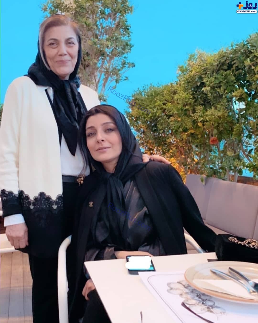 ساره بیات و مادرش در مکانی شیک و زیبا+ عکس