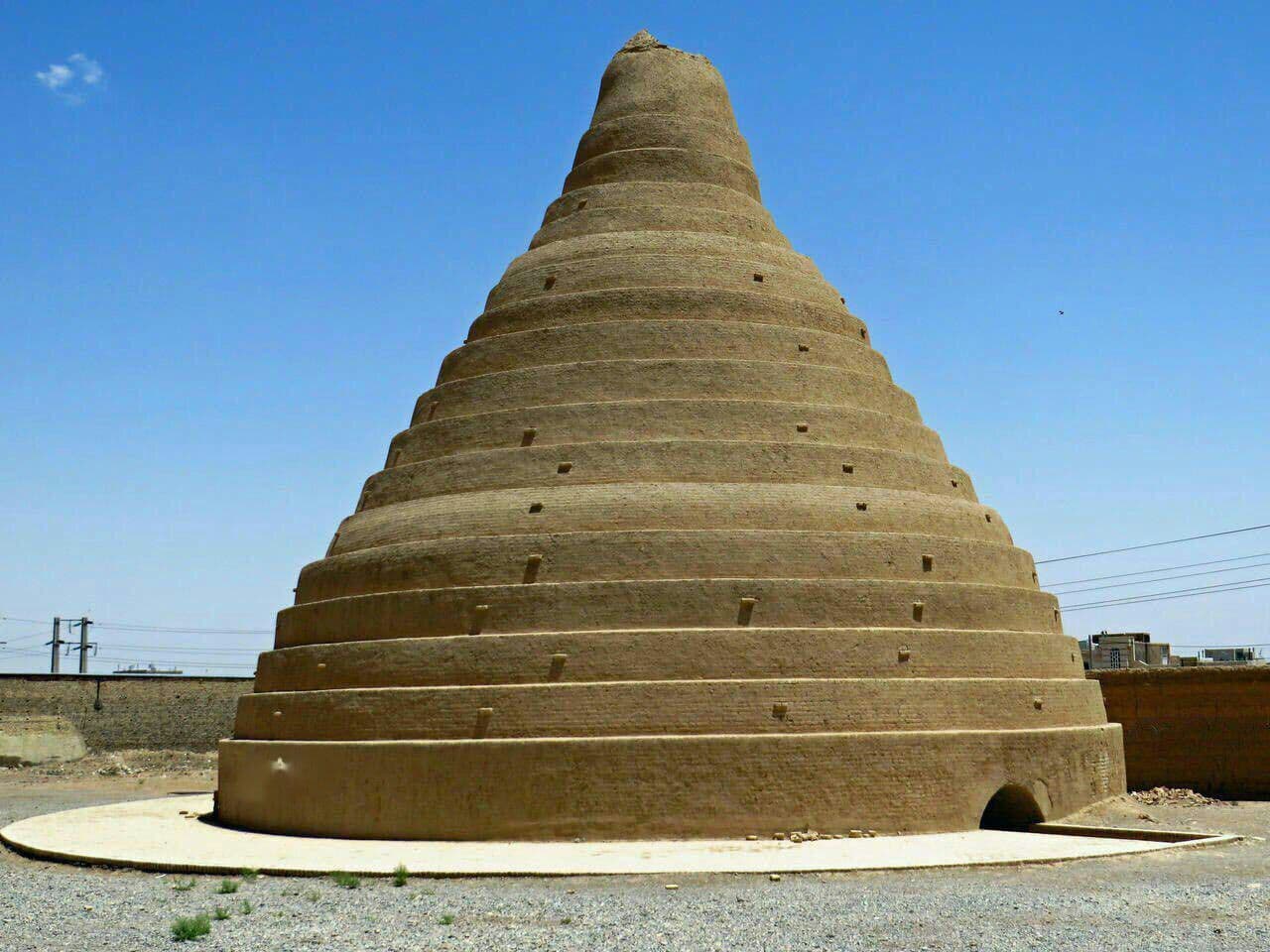 مهندسین ایران باستان از سال 400 قبل از میلاد بنای خنک کننده گنبدی شکلی ميساختند که یخچال نام داشت و میتوانست حتی در تابستانِ کویر هم یخ را نگهداری کند  ? 