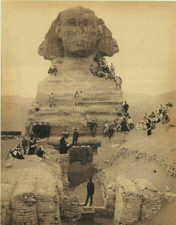 بیرون کشیدن مجسمه ابوالهول از زیر خاک و شن پس از قرن ها در سال۱۸۵۰  ?