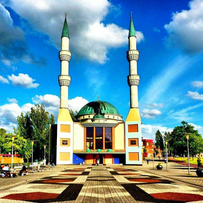 در شهر روتردام هلند، به احترام شاعر بزرگ فارسی، مولانا، مسجدی را با شیوه معماری عثمانی بنام او ساخته شده ،   این مسجد در سال 2006 بعنوان محبوب ‌ترین جاذبه این شهر معرفی شد.   ? 