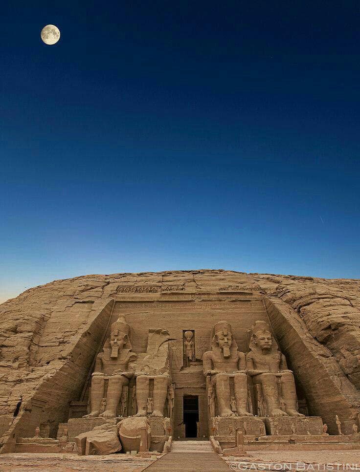 ?معبد ابوسیمبل ☚ در این معبد از هیچ مصالح ساختمانی استفاده نشده است. بیش از ۵۰۰۰۰ نفر حجار و سنگ تراش مدت ۳۰ سال کوه را میتراشیدند تا معبد آمون ساخته شود.  ? 