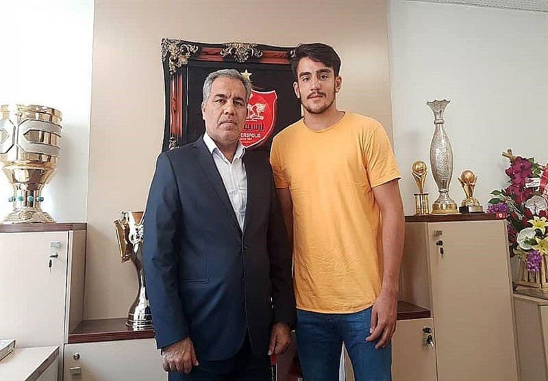 امیرحسین بیات، دروازه بان پرسپولیس پس از مصدومیت در دیدار برابر چوکا راهی بیمارستان شد
