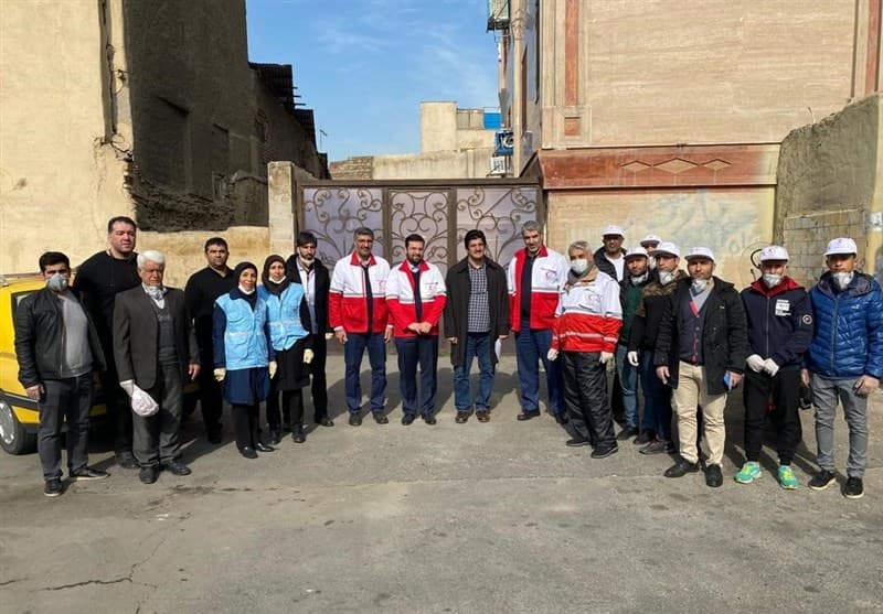توزیع خانه به خانه ماسک توسط قهرمانان کشتی و زورخانه‌ای؛ 2500 بسته مواد ضدعفونی کننده در محله معروف‌خانی و دروازه غار توزیع شد