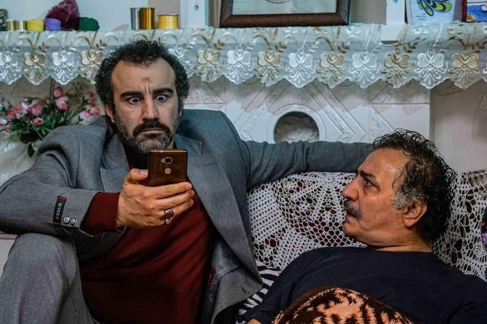 پست اینستاگرامی محسن تنابنده، بازیگر و سرپرست نویسندگان سریال پایتخت: از تیم شریف و ریشه‌دار نساجی ممنونم